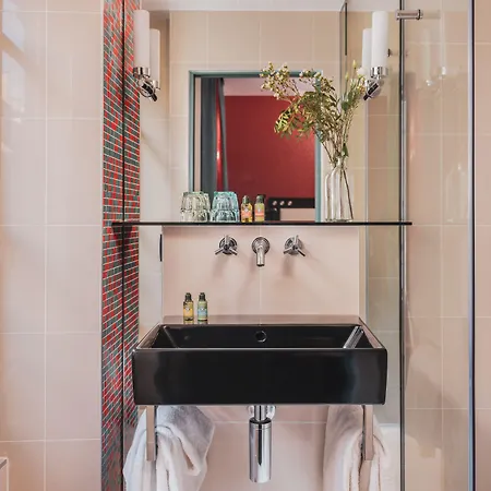 Le Petit Hotel 4*
