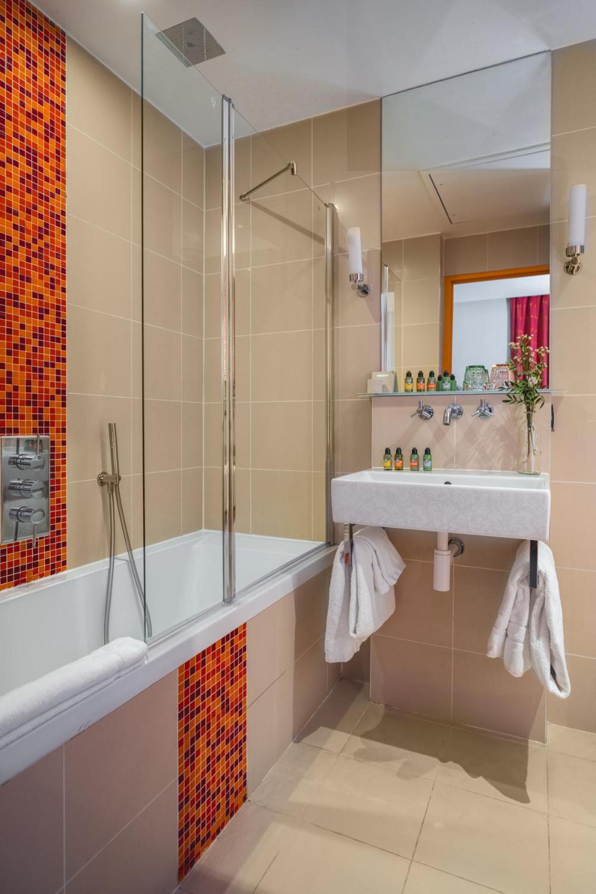 Le Petit 4* Parigi